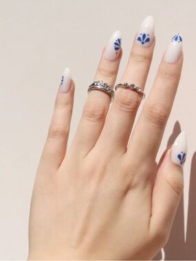 NIB Nail Reformation Blue Tulip Press-On Nails - Medium Almond White/Blue Floral